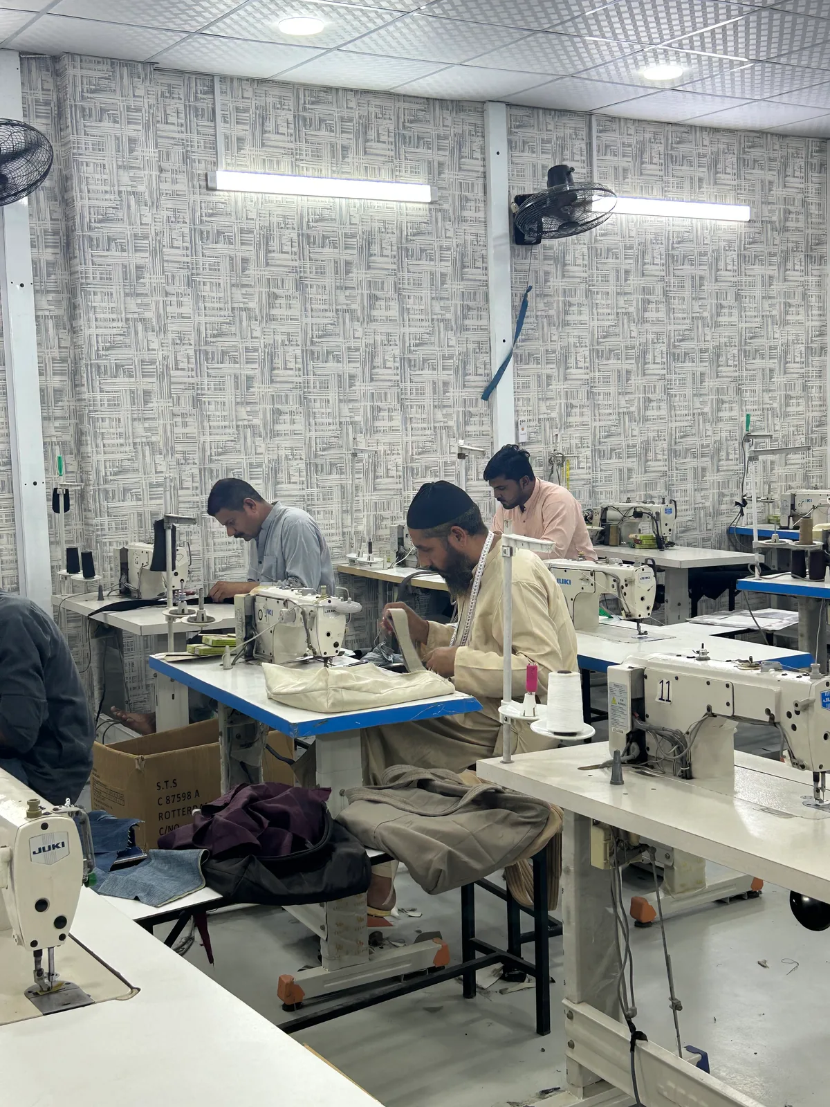 Bilder aus der Textilfabrik, wo der Kaschmir rezykliert wird.